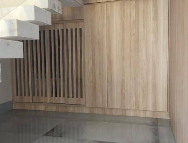 Aproveitando Espaços com Armários em baixo da escada